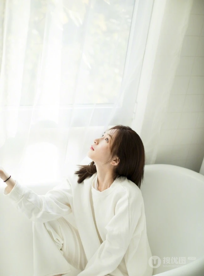 女明星江疏影白衣白裤唯美浴室写真图片