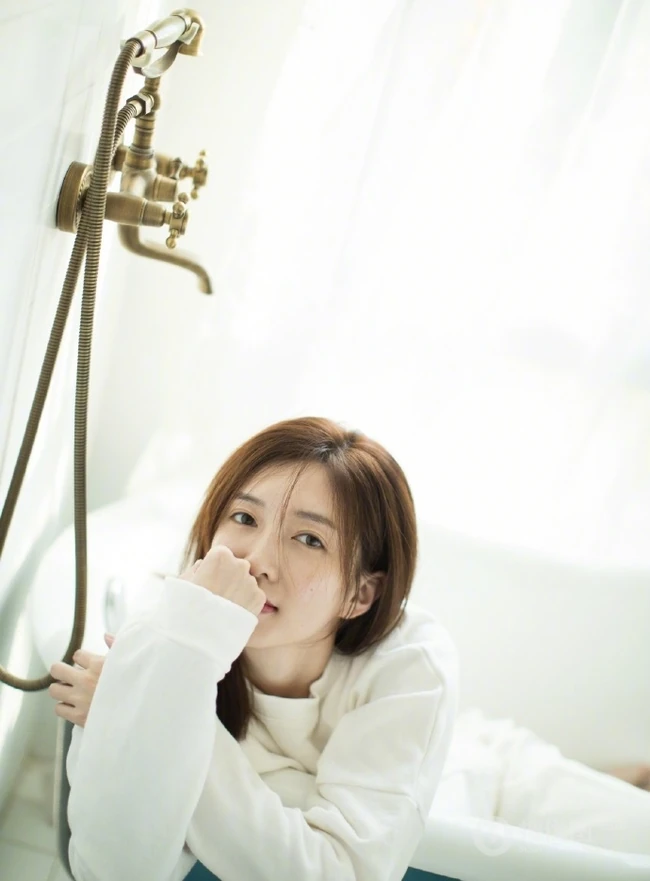 女明星江疏影白衣白裤唯美浴室写真图片