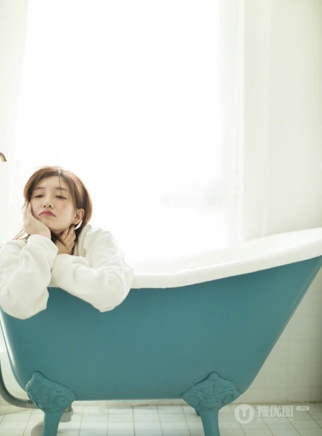 女明星江疏影白衣白裤唯美浴室写真图片