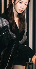 孟美岐微博晒黑色元素个性着装美图，称最次解锁湿发
