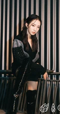 孟美岐微博晒黑色元素个性着装美图，称最次解锁湿发