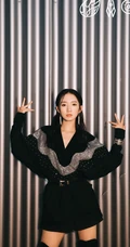 孟美岐微博晒黑色元素个性着装美图，称最次解锁湿发