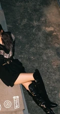 孟美岐微博晒黑色元素个性着装美图，称最次解锁湿发