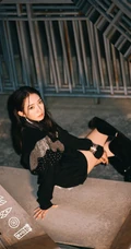 孟美岐微博晒黑色元素个性着装美图，称最次解锁湿发