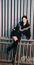 孟美岐微博晒黑色元素个性着装美图，称最次解锁湿发