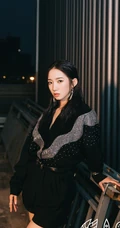 孟美岐微博晒黑色元素个性着装美图，称最次解锁湿发