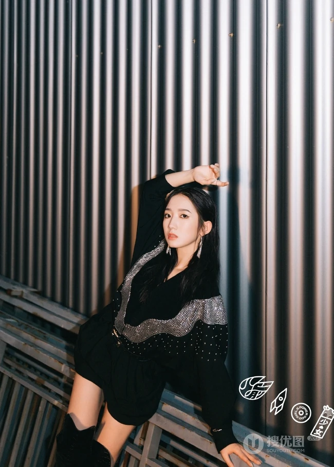 孟美岐微博晒黑色元素个性着装美图，称最次解锁湿发