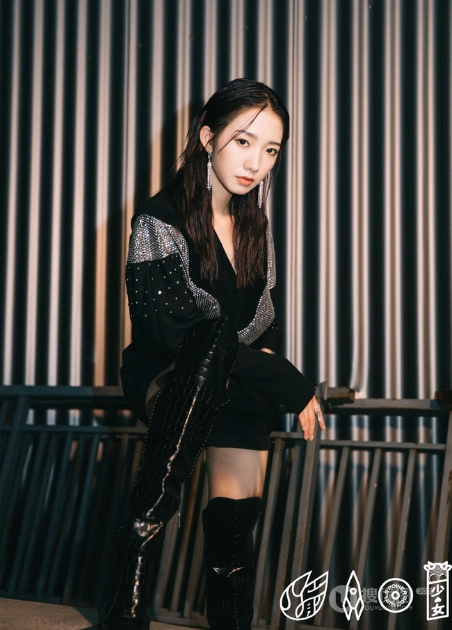 孟美岐微博晒黑色元素个性着装美图，称最次解锁湿发