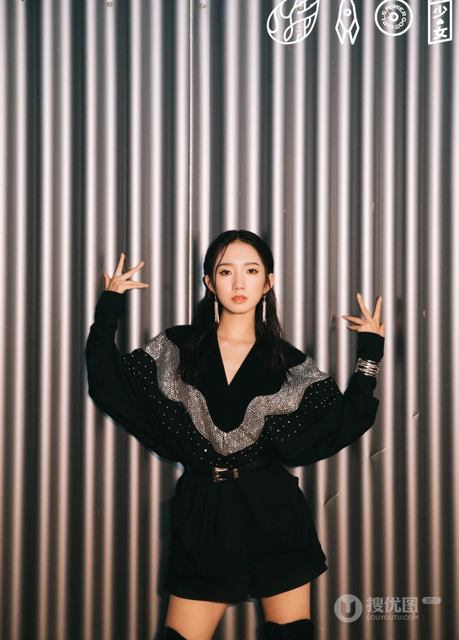 孟美岐微博晒黑色元素个性着装美图，称最次解锁湿发