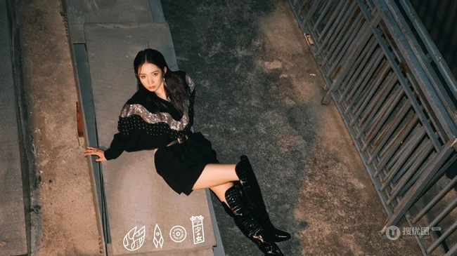 孟美岐微博晒黑色元素个性着装美图，称最次解锁湿发