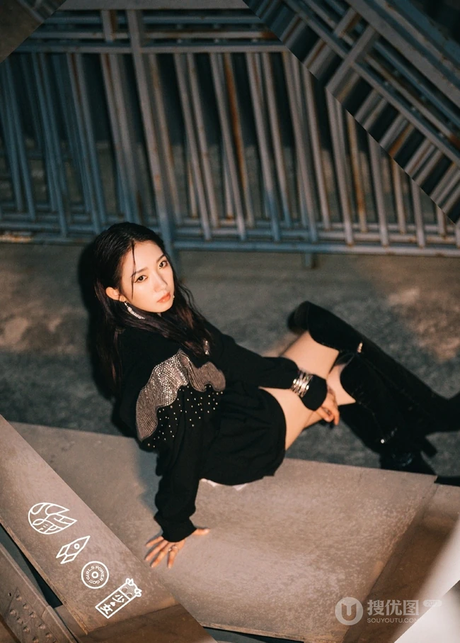 孟美岐微博晒黑色元素个性着装美图，称最次解锁湿发