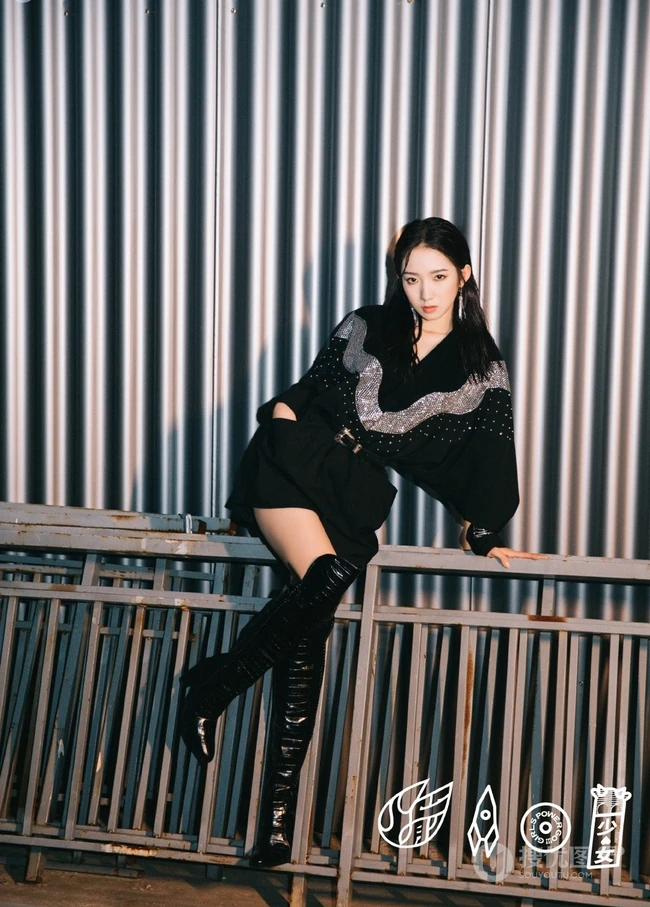 孟美岐微博晒黑色元素个性着装美图，称最次解锁湿发