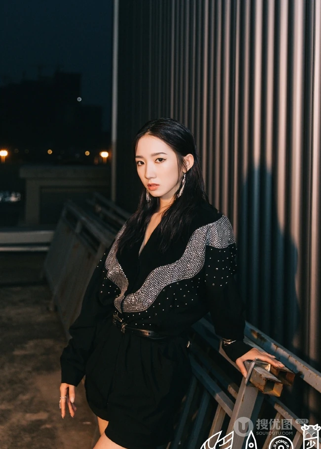 孟美岐微博晒黑色元素个性着装美图，称最次解锁湿发