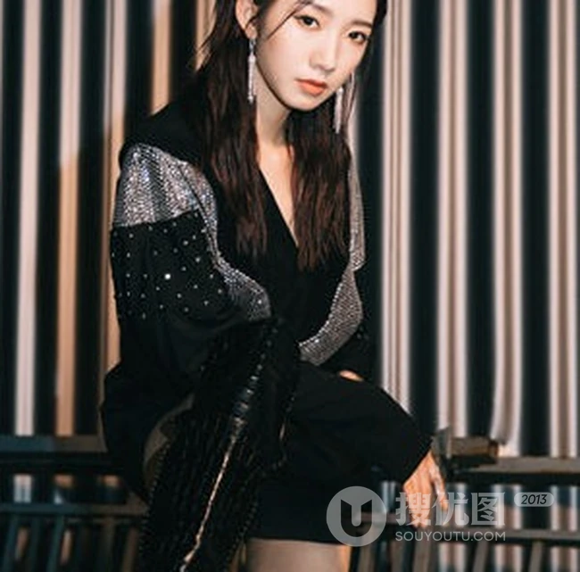 孟美岐微博晒黑色元素个性着装美图，称最次解锁湿发