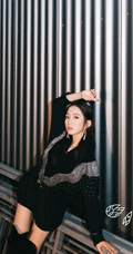 孟美岐微博晒黑色元素个性着装美图，称最次解锁湿发