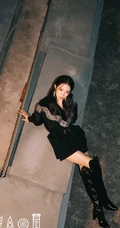 孟美岐微博晒黑色元素个性着装美图，称最次解锁湿发