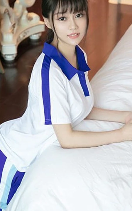 清新可爱齐刘海发型女生Sarah学生制服装好看写真