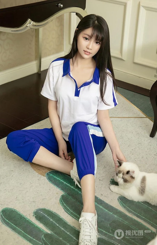 清新可爱齐刘海发型女生Sarah学生制服装好看写真