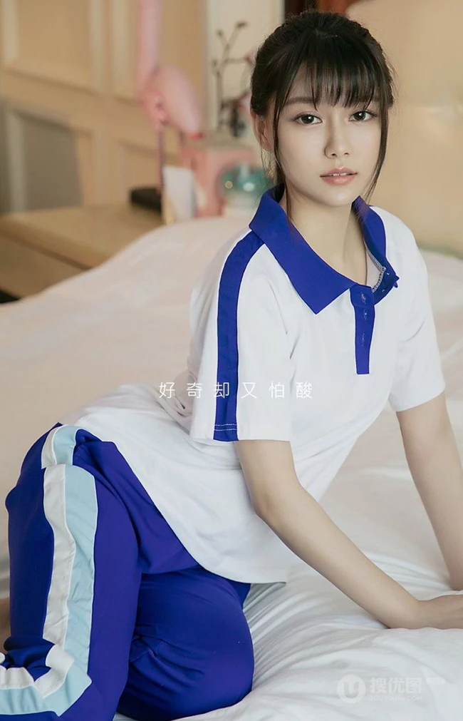 清新可爱齐刘海发型女生Sarah学生制服装好看写真