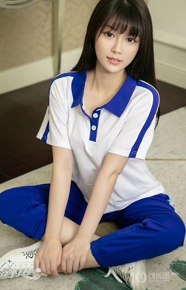 清新可爱齐刘海发型女生Sarah学生制服装好看写真