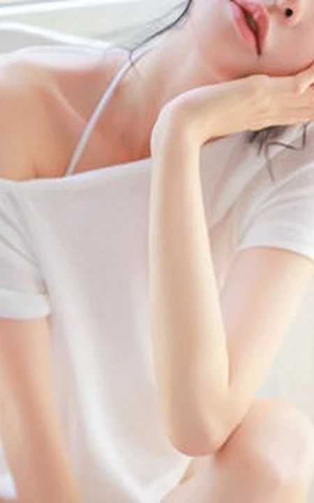 精选小清新白皙线条感少女白衣短T恤好看写真大图