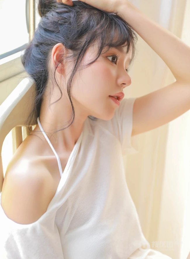精选小清新白皙线条感少女白衣短T恤好看写真大图