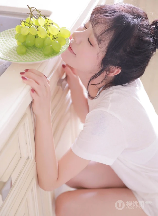 精选小清新白皙线条感少女白衣短T恤好看写真大图