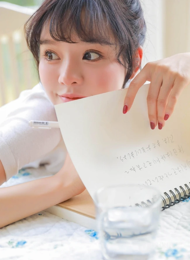 精选小清新白皙线条感少女白衣短T恤好看写真大图