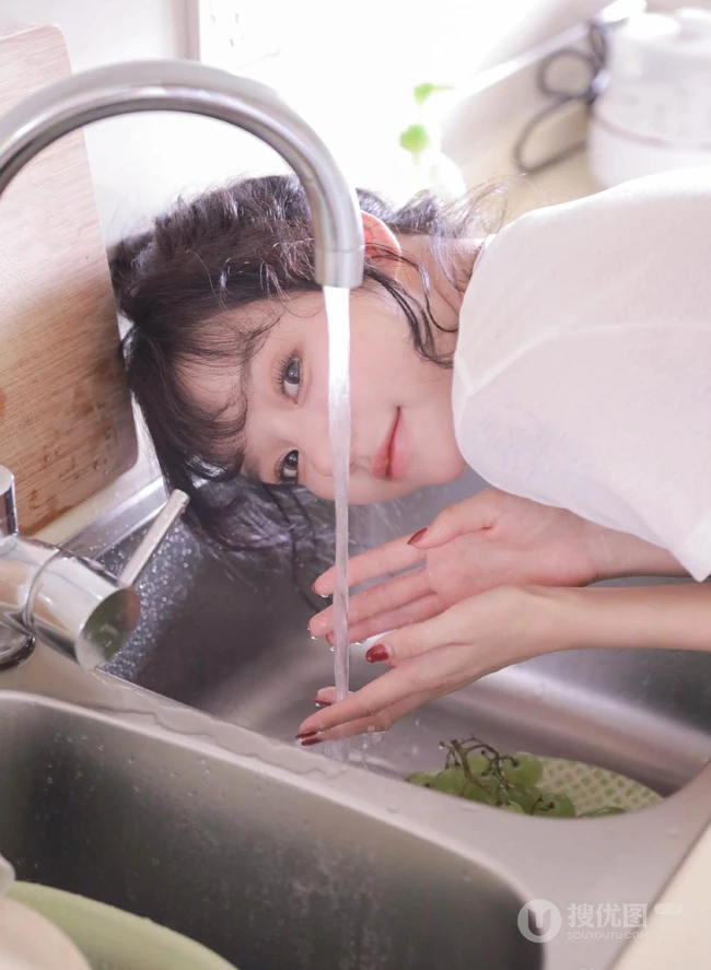 精选小清新白皙线条感少女白衣短T恤好看写真大图