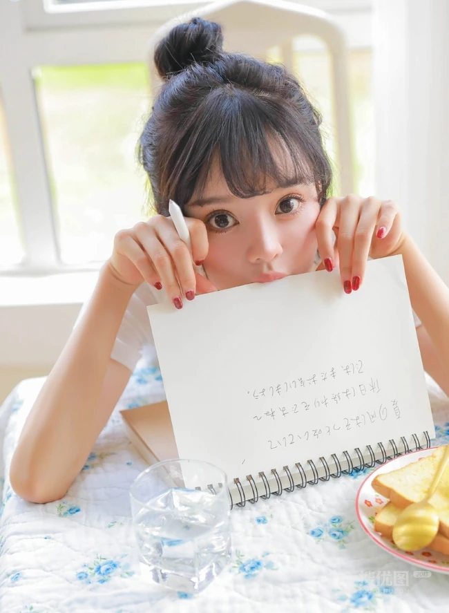 精选小清新白皙线条感少女白衣短T恤好看写真大图