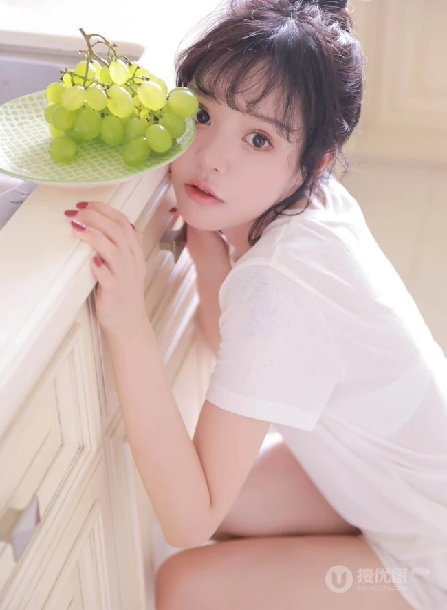 精选小清新白皙线条感少女白衣短T恤好看写真大图