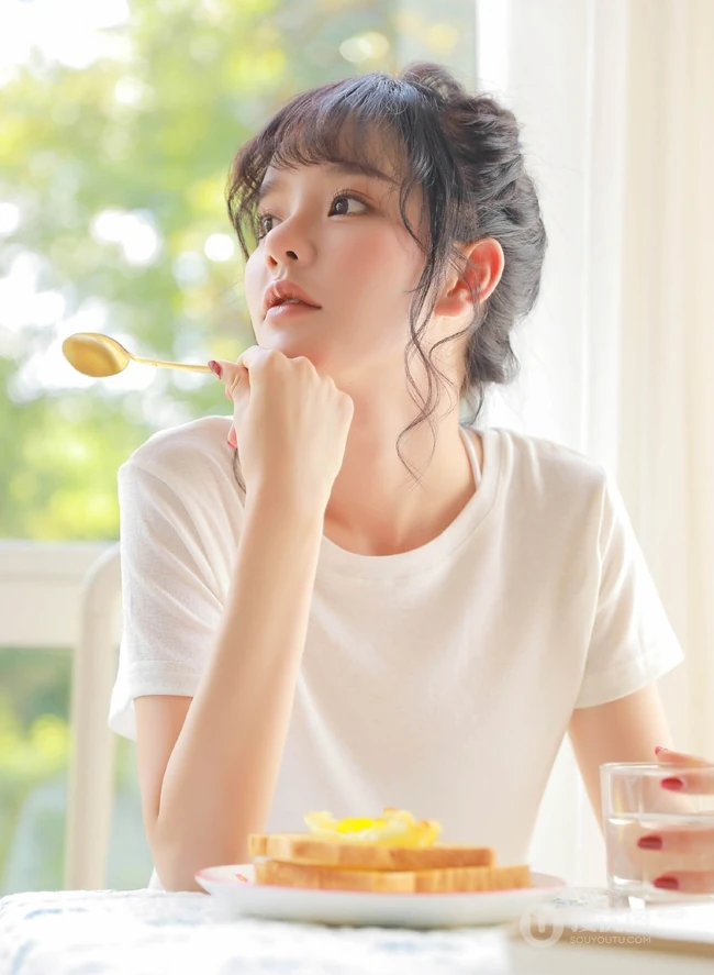 精选小清新白皙线条感少女白衣短T恤好看写真大图