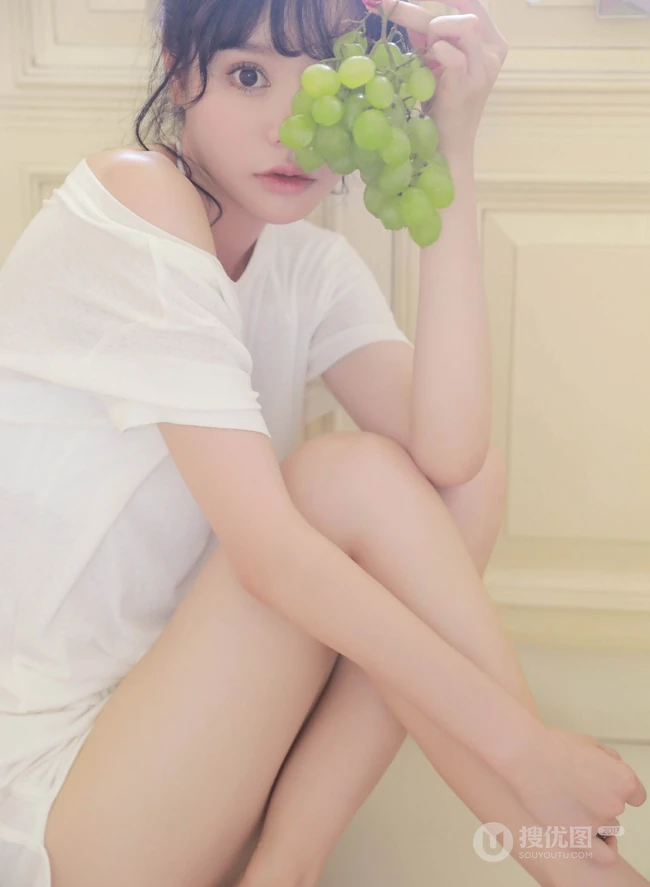 精选小清新白皙线条感少女白衣短T恤好看写真大图