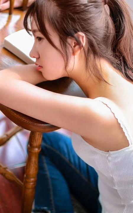马尾发型匀称少女清新好看牛仔裤写真图片
