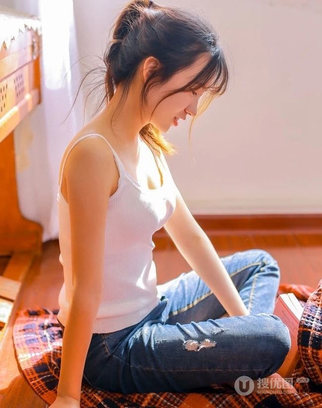 马尾发型匀称少女清新好看牛仔裤写真图片