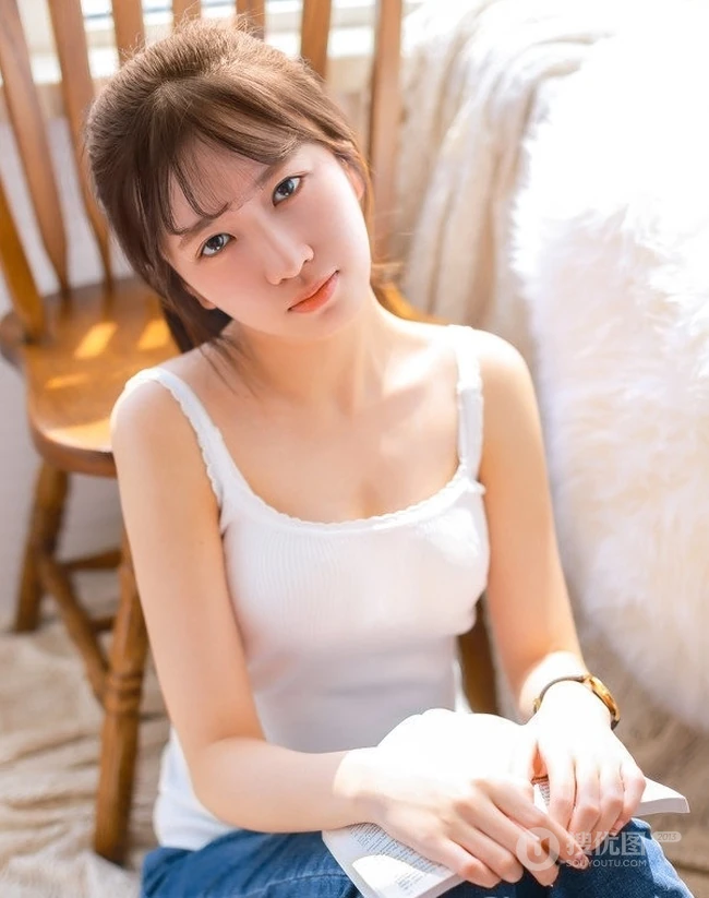 马尾发型匀称少女清新好看牛仔裤写真图片
