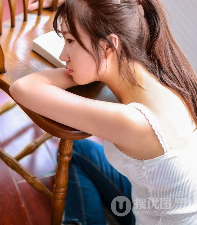 马尾发型匀称少女清新好看牛仔裤写真图片