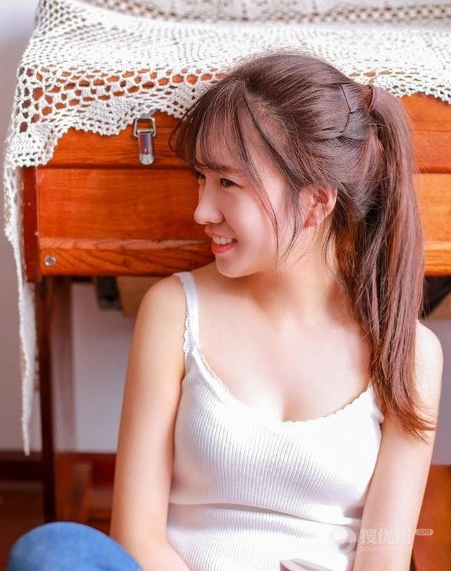马尾发型匀称少女清新好看牛仔裤写真图片