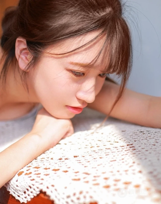 马尾发型匀称少女清新好看牛仔裤写真图片