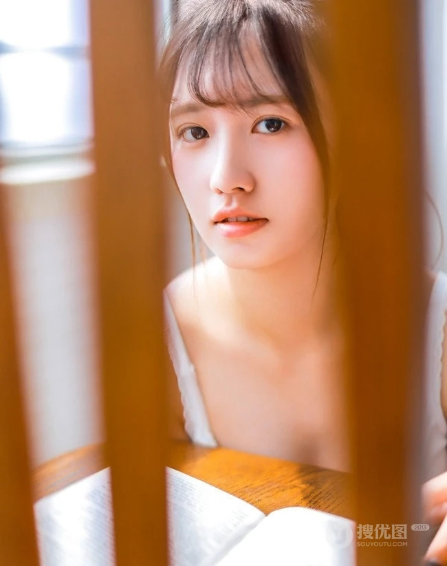 马尾发型匀称少女清新好看牛仔裤写真图片