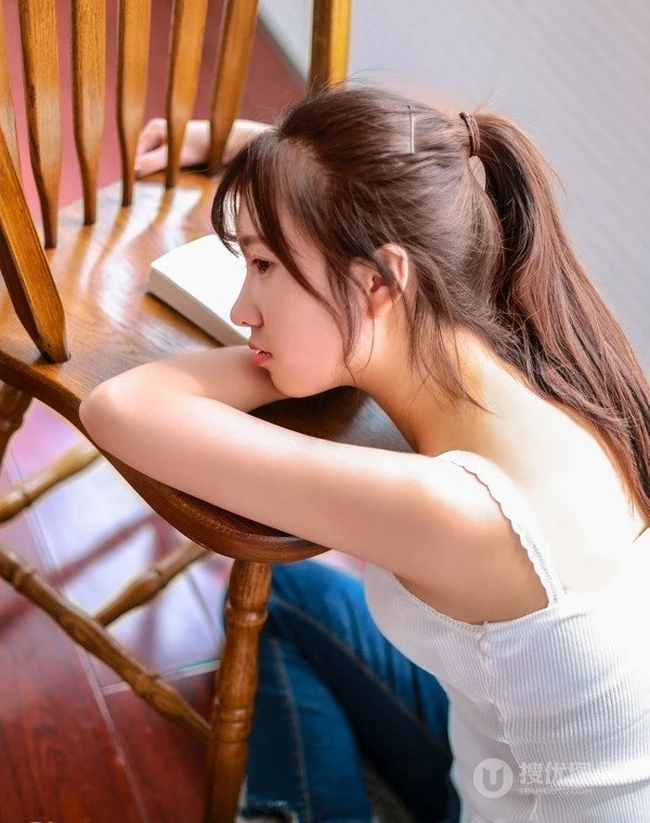 马尾发型匀称少女清新好看牛仔裤写真图片