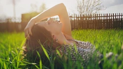 梦幻好看的金发欧美美女lomo逆光壁纸图片