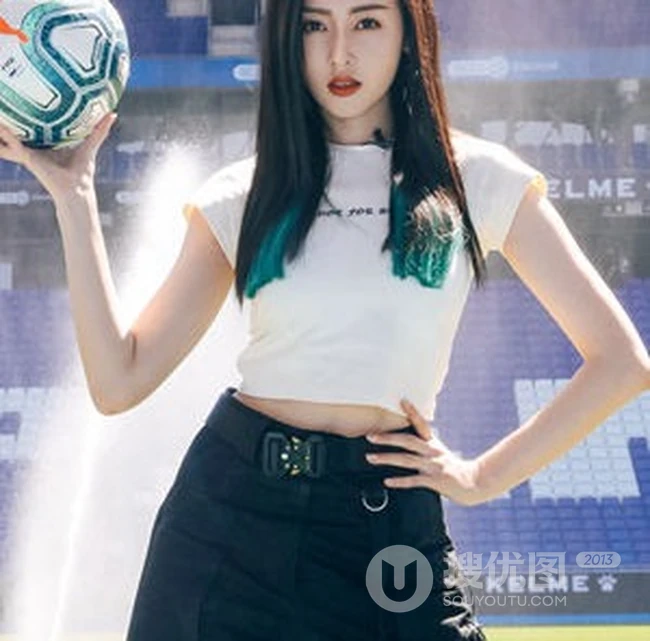 张天爱运动装扮足球绿茵场地宣传写真照片