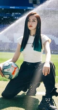 张天爱运动装扮足球绿茵场地宣传写真照片