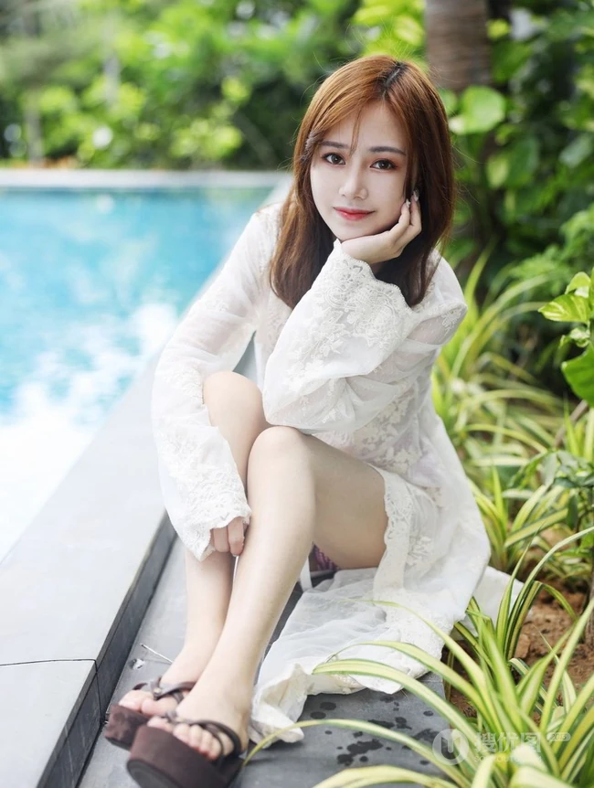 气质可爱泳装女生toro羽住泳池大胆柔美写真