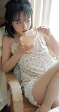 爱吃零食的短裤长腿少女少女气质个人写真图片