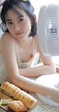 爱吃零食的短裤长腿少女少女气质个人写真图片