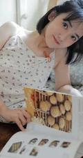 爱吃零食的短裤长腿少女少女气质个人写真图片