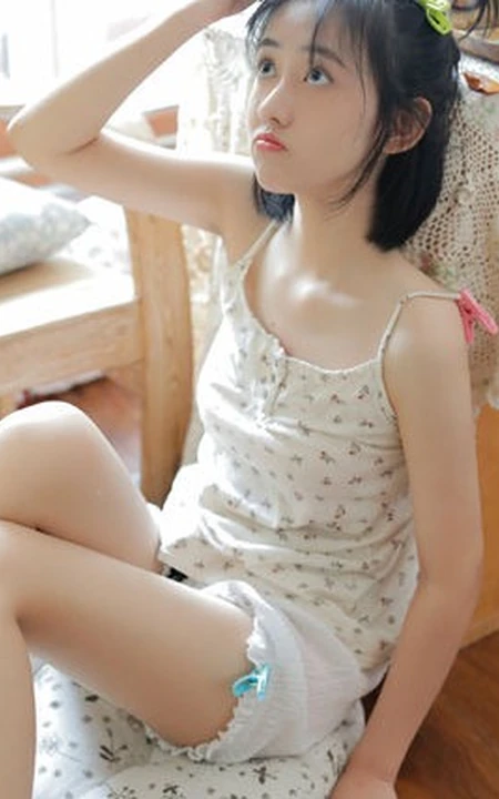 爱吃零食的短裤长腿少女少女气质个人写真图片