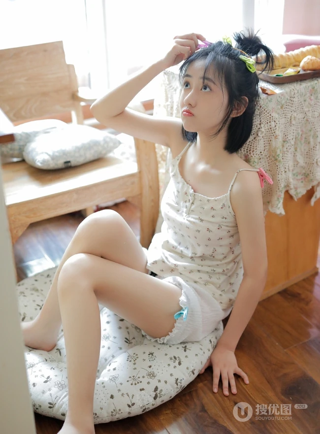 爱吃零食的短裤长腿少女少女气质个人写真图片